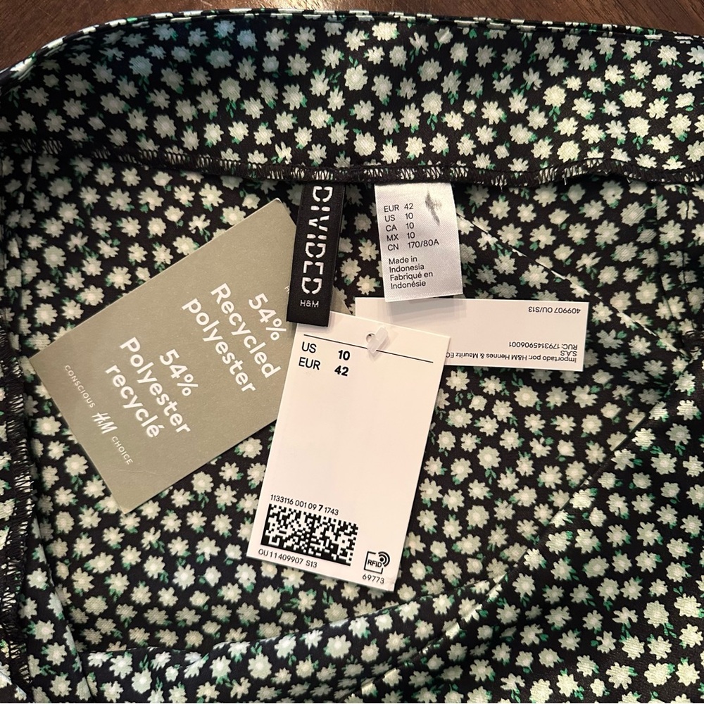 Divided by H&M Satin Black and Green Ditsy Floral Pencil Skirt Size 10 - Picture 4 of 4